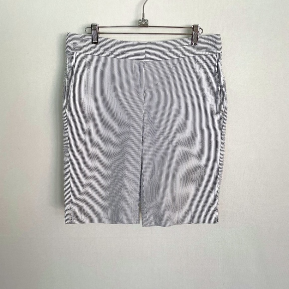 ANN TAYLOR Women’s Size 4 Devon Boardwalk Bermuda Shorts Pinstripe Searsucker - Picture 1 of 5